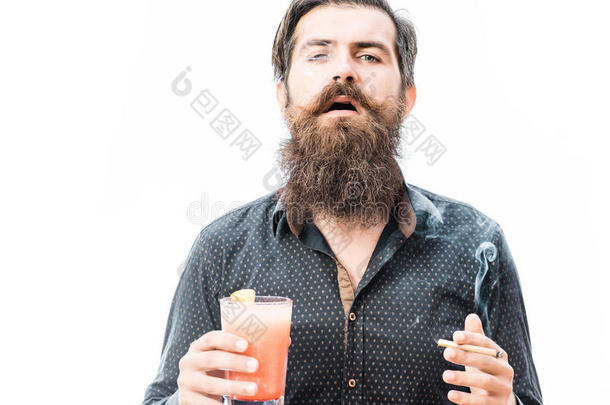 留胡子的男人带着不含酒精的鸡尾酒