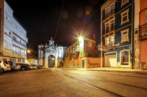 夜晚，里斯本的一条空荡荡的历史街道