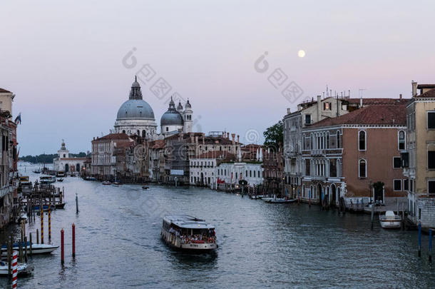 威尼斯的大运河在黄昏时，有礼炮、月亮和渡船