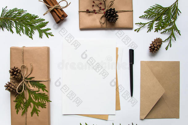 工艺纸上的礼品盒和白色背景上的<strong>一封信</strong>。 圣诞节或其他节日概念，顶景，平躺