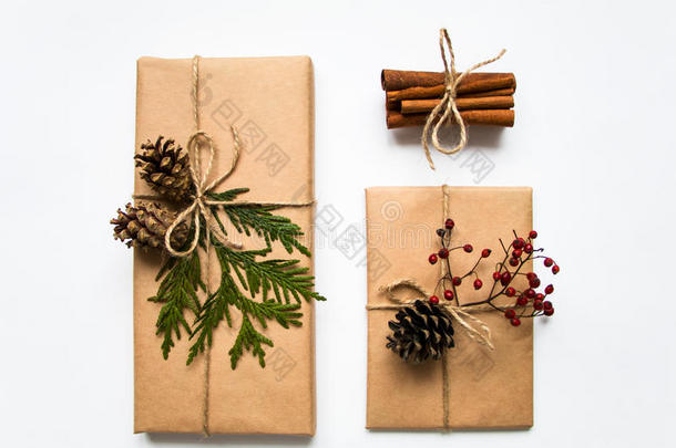 白色背景的工艺纸礼品盒。 圣诞节或其他节日概念，顶景，平躺