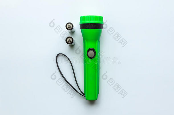 带电池的绿色手电筒