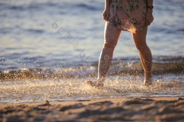 在阳光明媚的夏日，脚在阳光明媚的海滩上特写。