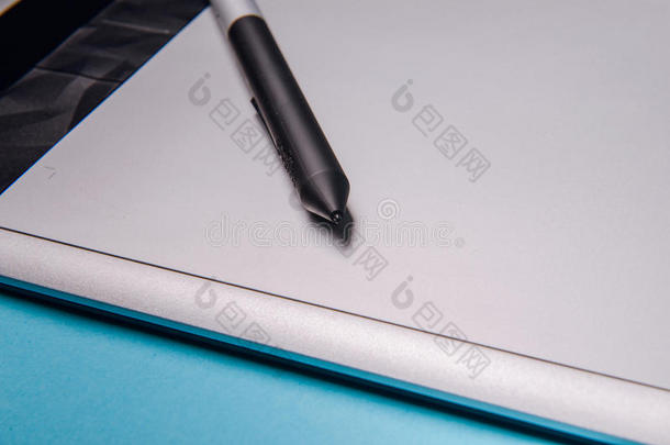 为<strong>插画</strong>家和设计师设计的带有<strong>钢笔</strong>的图形平板电脑，