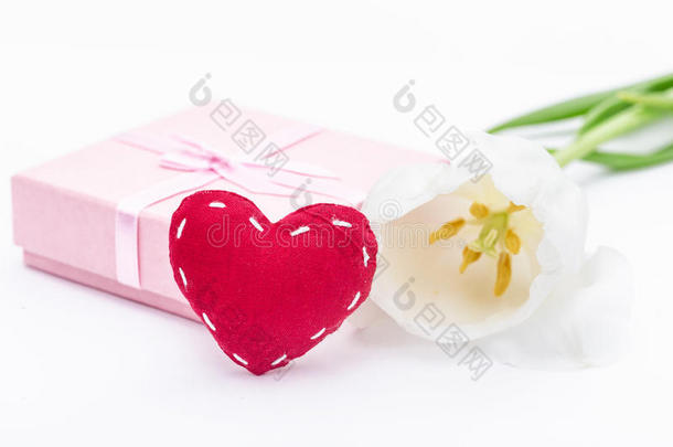 新鲜郁金香花和红色面料的心和礼物