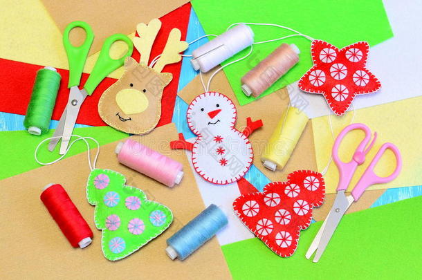 容易的圣诞树装饰品工艺品。 感觉圣诞树，星星，雪人，鹿DIY，彩色线，毡床单，针