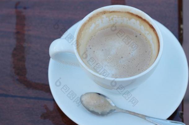 咖啡浓缩咖啡在杯子在木材背景。