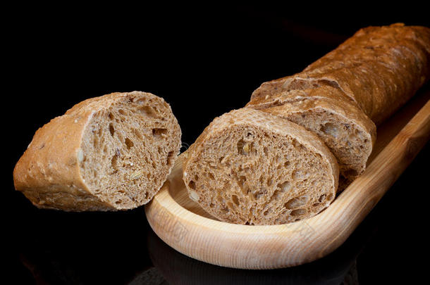 特写切片面包在木制盘子和切片外壳在bl