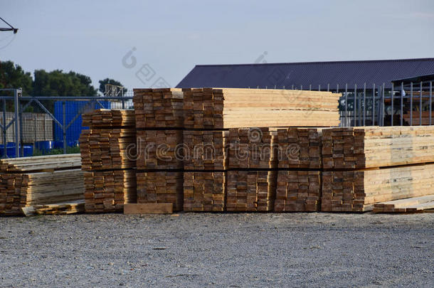 在施工基地折叠新板。 木材。 <strong>松木板</strong>