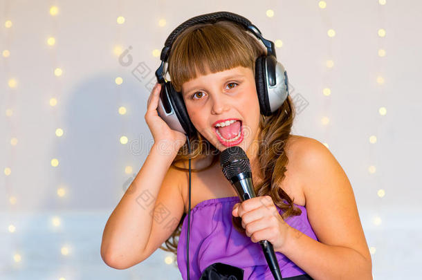 女孩在卡拉OK上唱歌