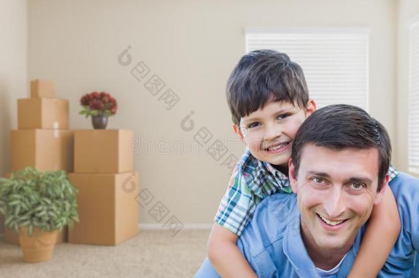 父子俩在房间里装着包装好的移动盒子和盆栽