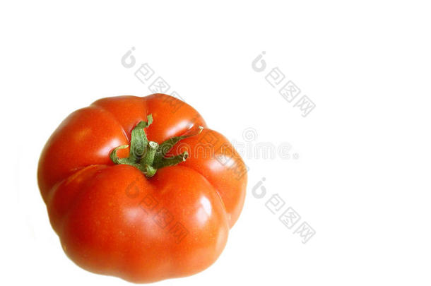 在白色背景上分离出一个成熟的新鲜红色番茄的特写镜头