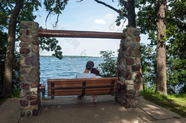 一对相爱的夫妇在湖边，灵湖，爱荷华州