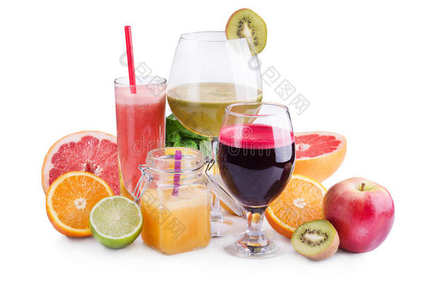 新鲜果汁和冰沙，水果和蔬菜放在眼镜里