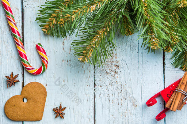 圣诞树深色，饼干和棒棒糖在白色木板上。