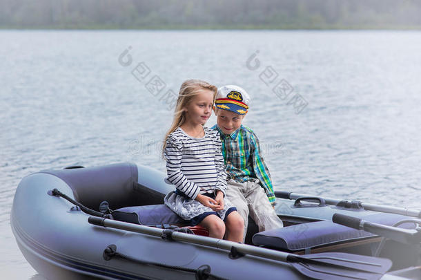 一个<strong>夏天</strong>，女孩和男孩`他<strong>最好的</strong>朋友在湖边开船