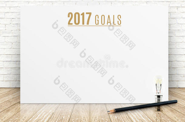 用黑色铅笔和白纸海报上的2017年目标年文本