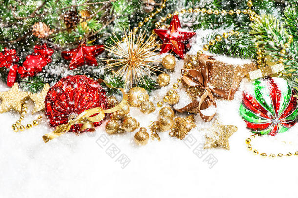 圣诞装饰品有红色、绿色、金色的雪效果