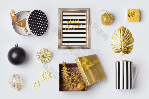 圣诞<strong>装饰品</strong>，黑色和金色的<strong>装饰品</strong>和物品，用于模拟模板设计。从上面看。