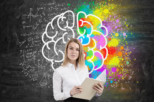 金发女人，在黑板附近有一个笔记本，上面有五颜六色的大脑草图