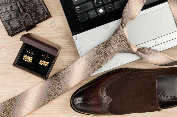<strong>时尚</strong>和<strong>商业</strong>，笔记本，鞋子，袖扣，领带在木制桌子上作为背景。