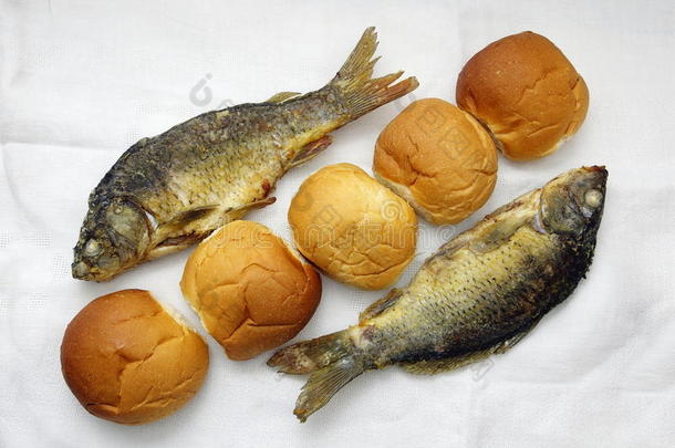 五个面包和两条<strong>鱼</strong>。