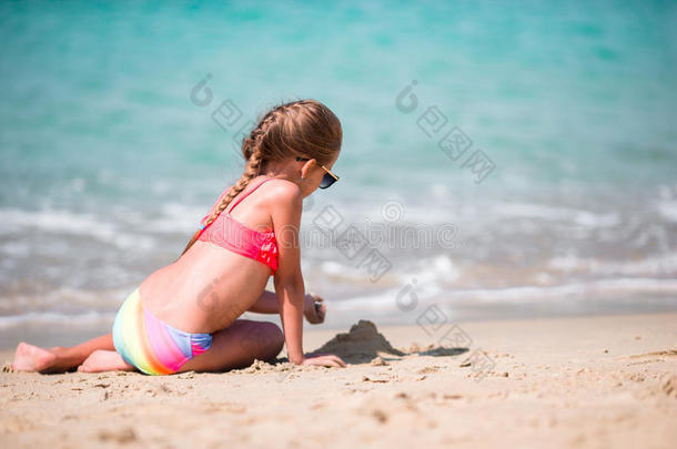 可爱的小女孩暑假在海滩上画画