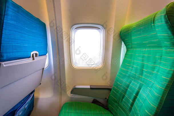 大型飞机机舱窗户附近的飞机座椅