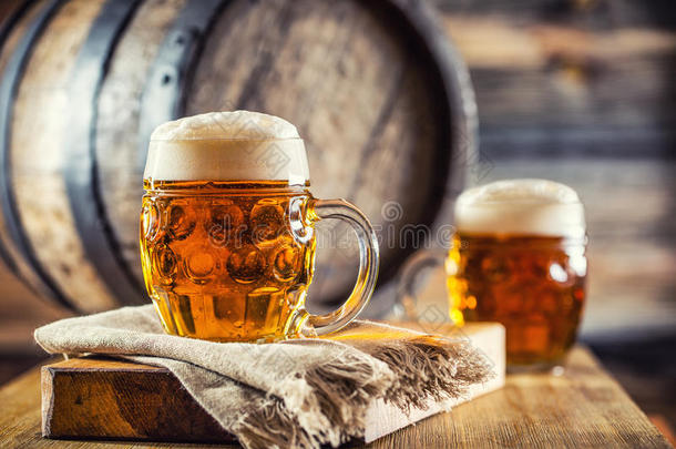 啤酒。 两杯冷饮。 生啤。 喝啤酒。 <strong>金色</strong>啤酒。 <strong>金色</strong>啤酒。 两杯<strong>金色</strong>啤酒，上面有泡沫。
