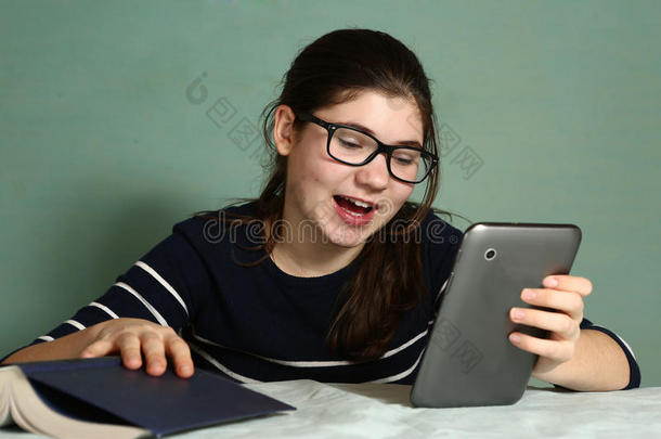 女孩玩电脑游戏弃书