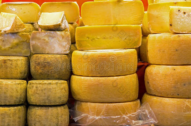 意大利展台出售的新鲜陈年奶酪