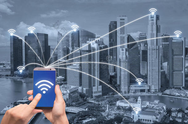 手持智能手机和新加坡城市与网络连接