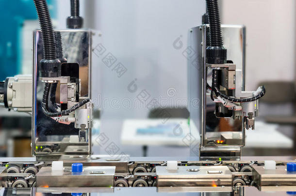 自动机器人臂与光学传感器在工厂工作