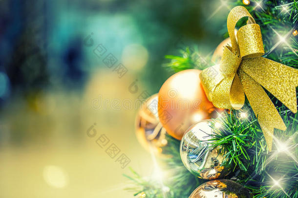 圣诞树与黄金装饰在购物中心。