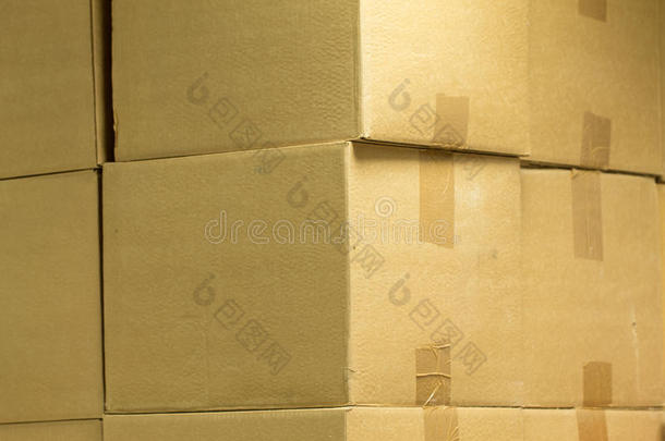 棕色不同的纸板箱排列成堆叠。 纹理。 背景。 磁带安装。 运输袋。