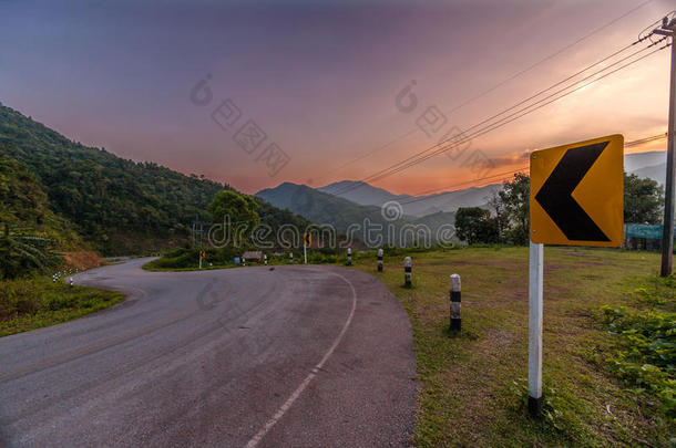 向前地<strong>箭头</strong>背景<strong>曲线</strong>方向