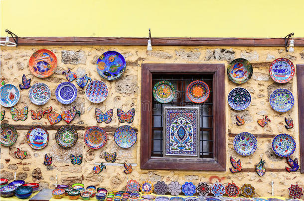 手工制作的陶瓷展示在街道集市上。