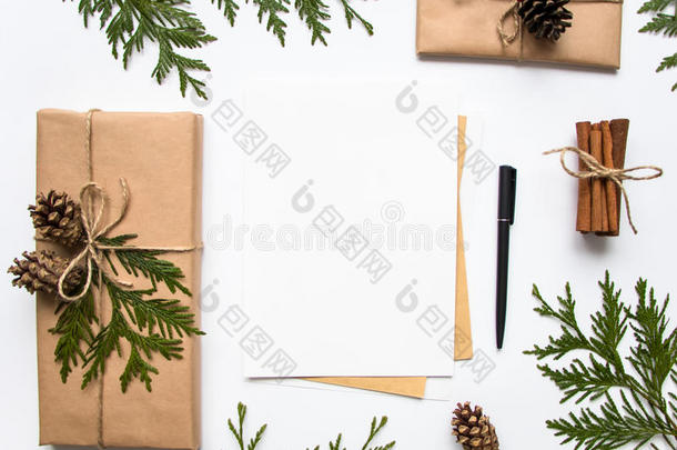 工艺纸上的礼品盒和白色背景上的一封信。 圣诞节或其他节日概念，顶景，平躺