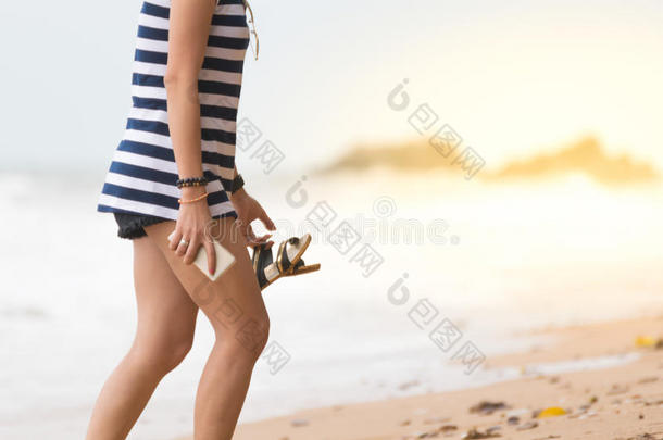 亚洲女人在海滩散步，有<strong>蔚蓝</strong>的<strong>大海</strong>和天空