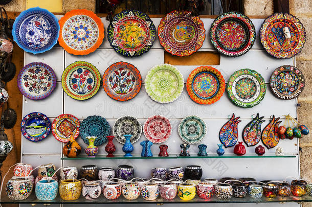 手工制作的陶瓷展示在街道集市上。