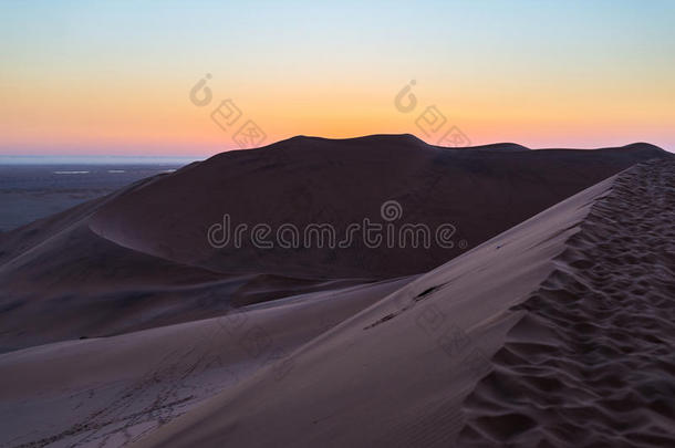 五颜六色的日落在纳米比亚沙漠，纳米比亚，非洲。 风景秀丽的沙丘背光在纳米布诺克洛夫特国家公园