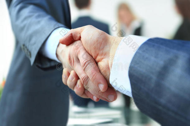 合作的概念。商人握手邀请合作