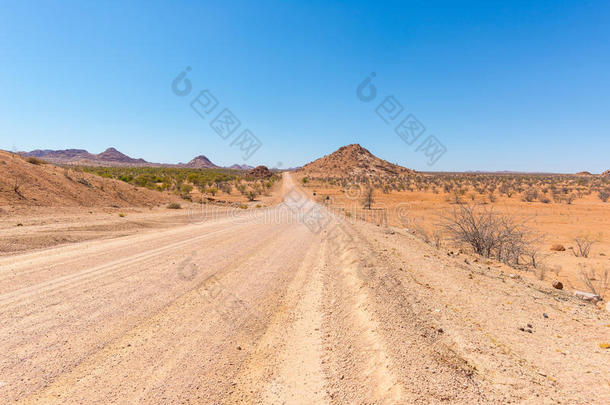 砾石4x4路穿越彩色沙漠在twyfelfontein，在雄伟的达马拉兰品牌，风景优美的旅游目的地