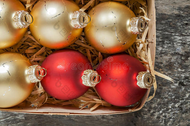 圣诞球<strong>红色</strong>和金色在一个木制篮子顶部的复<strong>古风</strong>格的视图