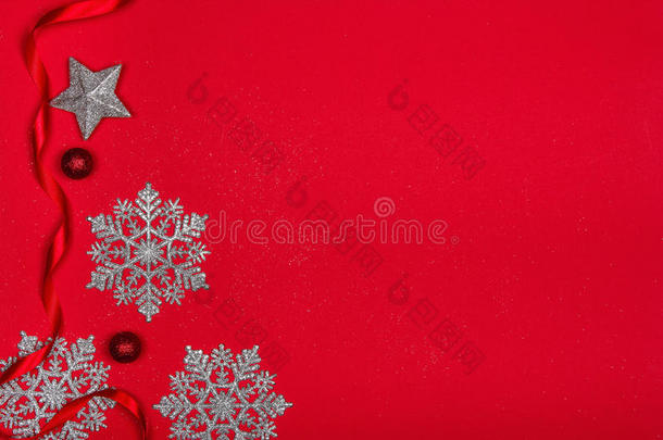 红色背景上的圣诞装饰。