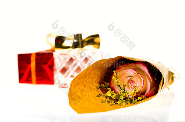 花束在羊皮纸和包裹的礼物上