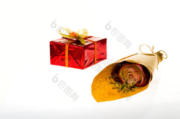 花束在羊皮纸和包裹的礼物上