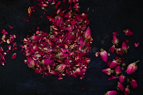 干燥的玫瑰花瓣心形