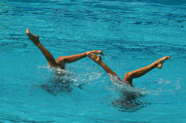 水上运动芭蕾在下面蓝色身体