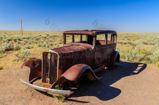 古老的汽车独自在沙漠里。
